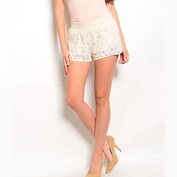 🖤 2/$20 May & July Ivory Crochet Shorts - Picture 1 of 3